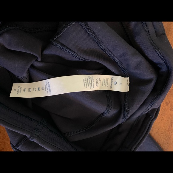 Lululemon size 2 true navy extra mile leggings 23” - Picture 5 of 5